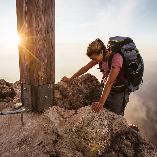 medium-am-gipfelkreuz-nach-langer-wanderung-in-warth-angekommen