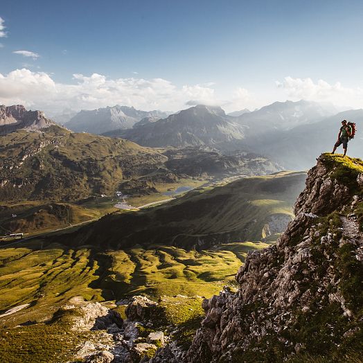 medium-atemberaubender-blick-auf-die-weiten-der-berge