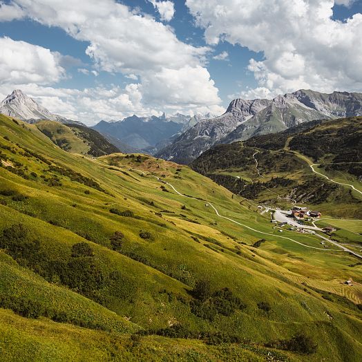 medium-wunderschoene-landschaft-nahe-dem-hotel-jaegeralpe-in-warth-am-arlberg