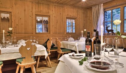 small-walserstube-stilvoll-gedeckt-im-hotel-jaegeralpe-im-arlberg