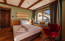 Einzelzimmer_superior_mit_Balkon_Skihotel_Blick_auf_die_Piste3