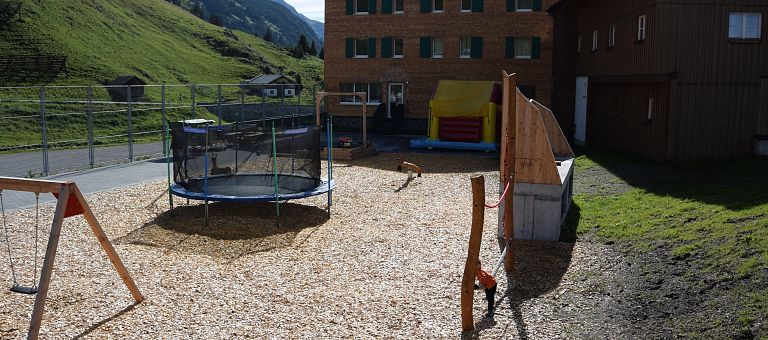 Abgesperrter Spielplatz für die kleinen Gäste direkt am Hotel Jägeralpe